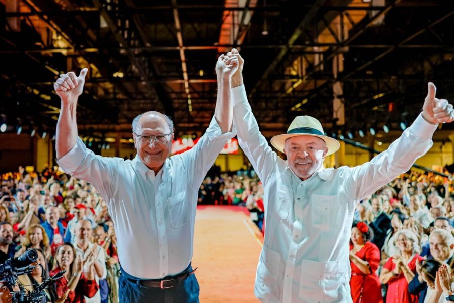 De tucano a chapa com Lula, Alckmin é reeleito vice-presidente do Brasil
