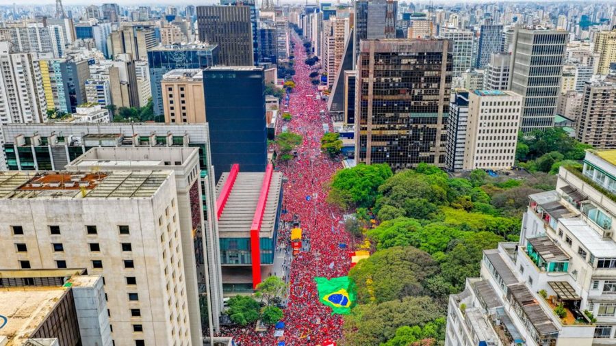 Defesa da democracia e virada de votos mobilizam ato com Lula na Paulista