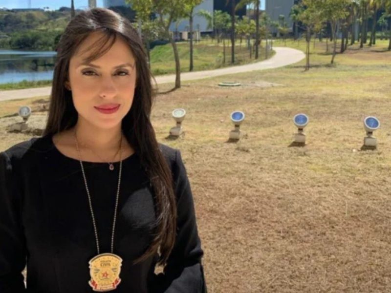 Delegada casada com réu por morte de gari reassume cargo