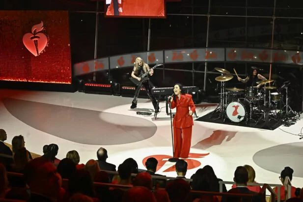 Demi Lovato vai parar no hospital após possível reação alérgica e atualiza fãs sobre estado de saúde Demi Lovato vai parar no hospital após possível reação alérgica e tranquiliza fãs: “Estou bem!” (Foto: Getty)