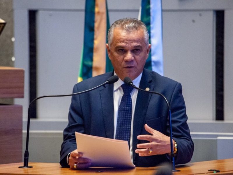 Deputado do PP apoia fuga de Flávio Bolsonaro: “Fez certo, se não ia preso”