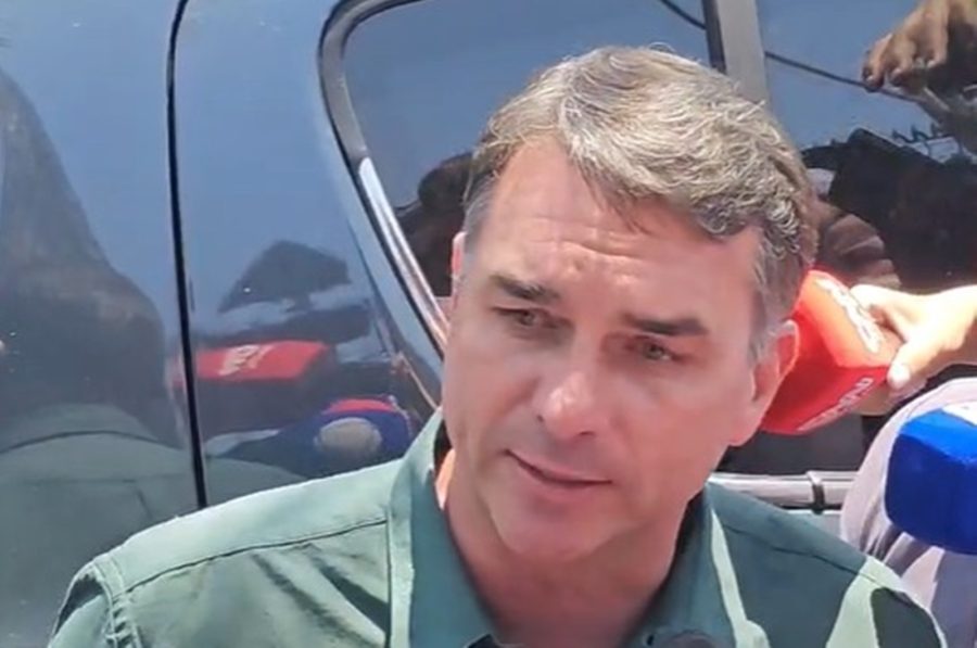Deputados do PT pedem alerta internacional para deter Flávio Bolsonaro