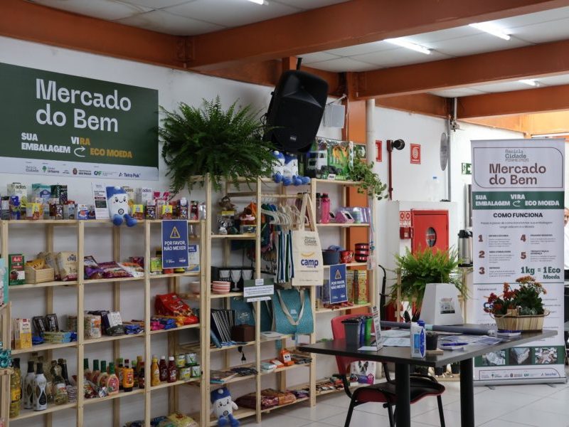 Mercado do Bem em SP troca lixo reciclado por itens