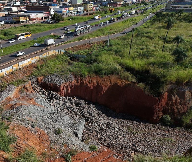 Dnit interdita marginal da BR-040 em Valparaíso por erosão