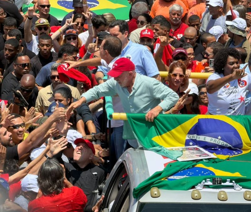 Como Lula mudou a estratégia e foi às ruas no 2º turno das eleições
