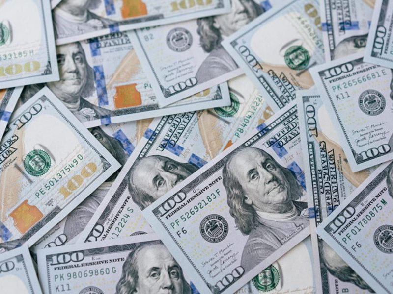 Dólar abre em alta com balanços e eleições no radar