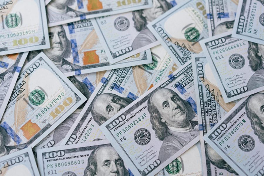 Dólar abre em ligeira alta com temporada de balanços e cenário político