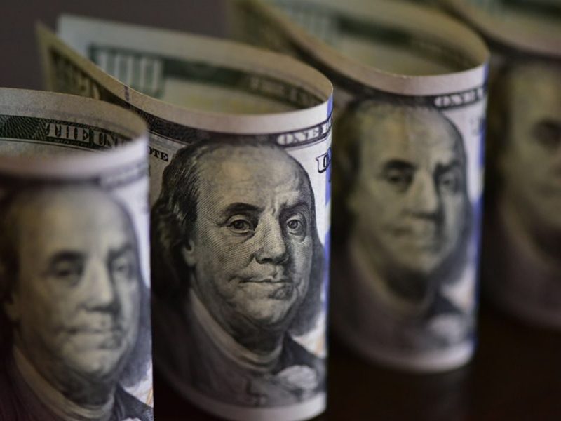 Dólar abre em queda a R$ 5,02 e petróleo dispara no exterior