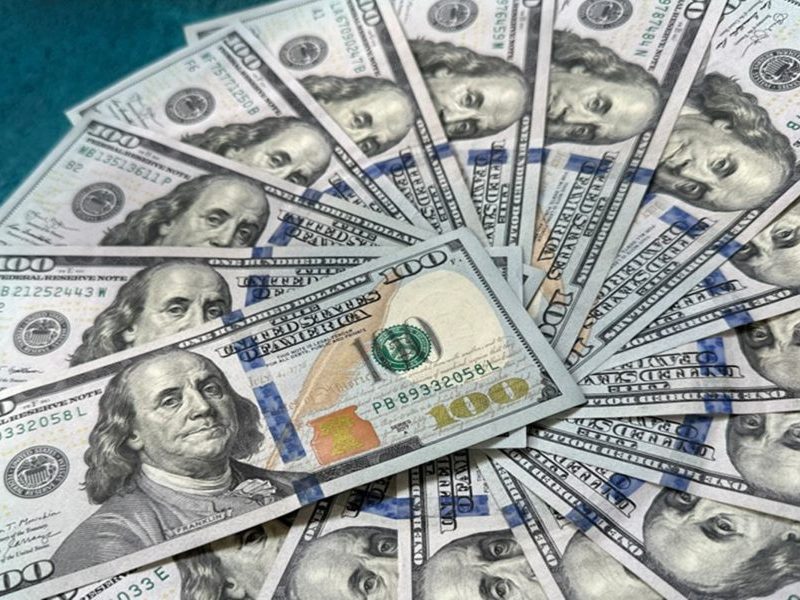 Dólar abre estável com cenário interno e à espera por taxa de juros dos EUA