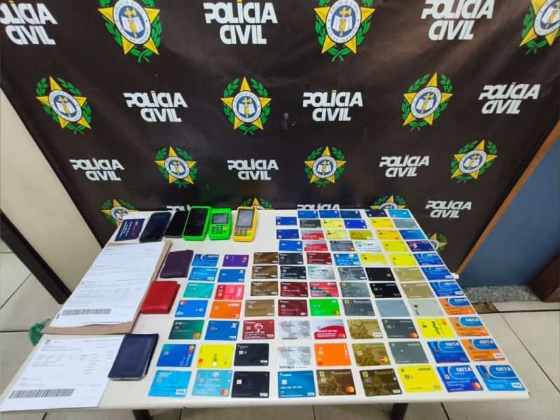 Dupla presa no RJ com 85 cartões após golpe de R$ 100 mil
