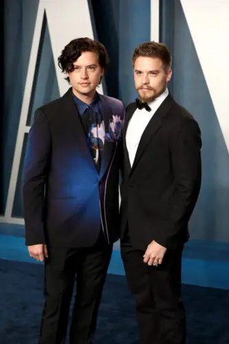 Dylan Sprouse faz descoberta bizarra sobre a família e revela reação do irmão gêmeo, Cole: “Muito louco”; assista Dylan Sprouse faz descoberta bizarra sobre a família e revela reação do irmão gêmeo, Cole: “Muito louco”; assista