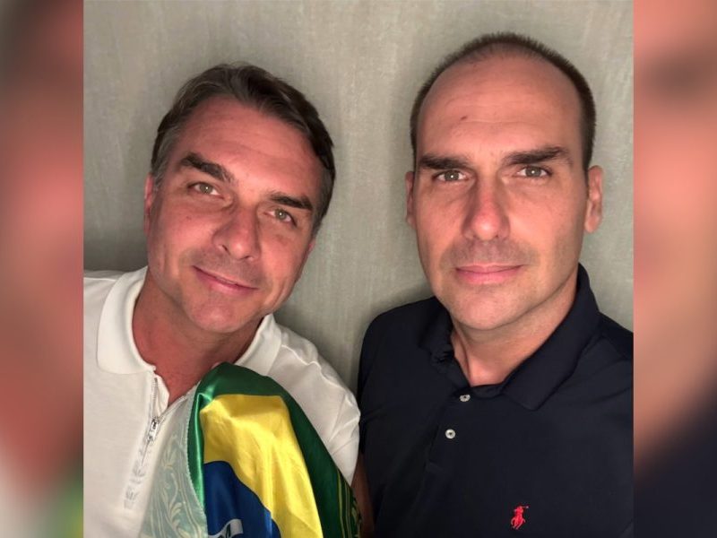 Eduardo Bolsonaro posta 1ª foto com Flávio nos EUA e cita Olavo de Carvalho