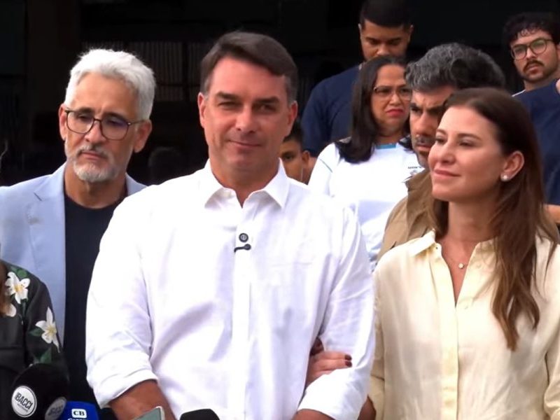 Flávio Bolsonaro promete endurecer segurança com modelo além de Bukele