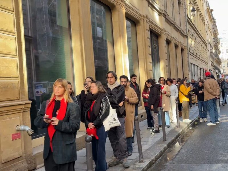 Eleições 2026: brasileiros reclamam de filas para votar no exterior