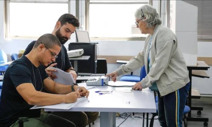 Eleitores vão às urnas neste domingo para o segundo turno das eleições