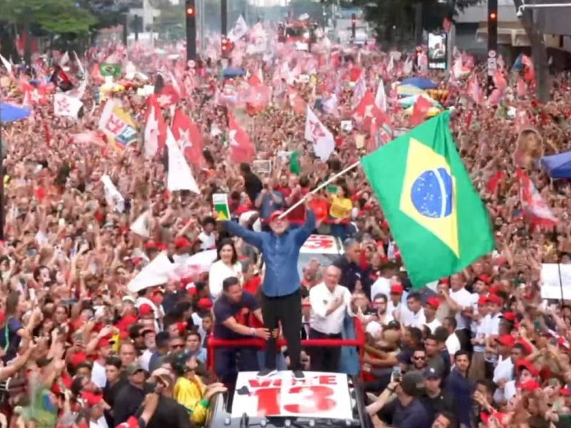 Lula exibe Constituição em ato histórico na Avenida Paulista