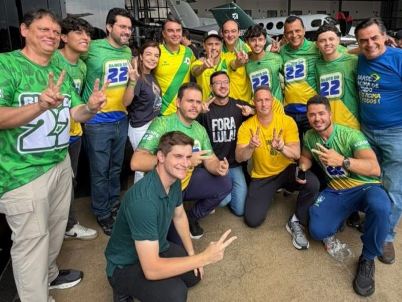 Flávio Bolsonaro posa com deputada ligada à fraude no INSS em BH