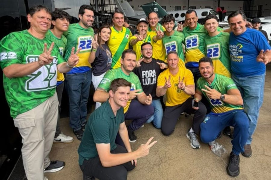 Em BH, Flávio se abraça em deputada que recebia mesada na Farra do INSS