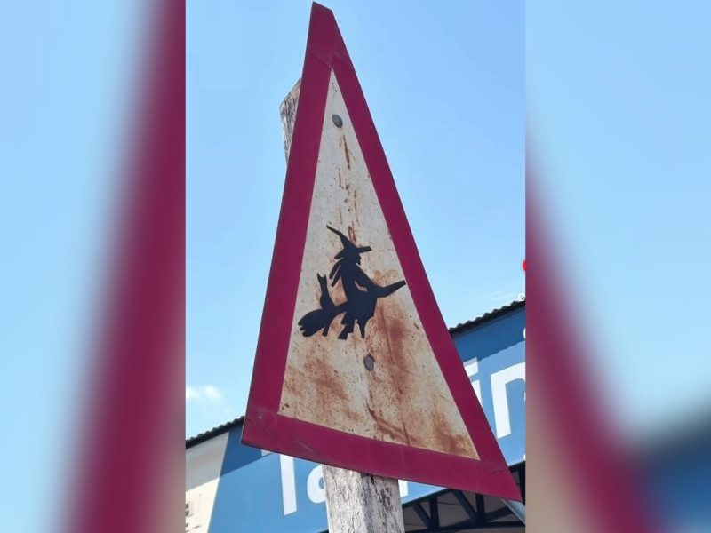 Em Divinópolis (MG), bruxas têm placa de trânsito em rua sem saída