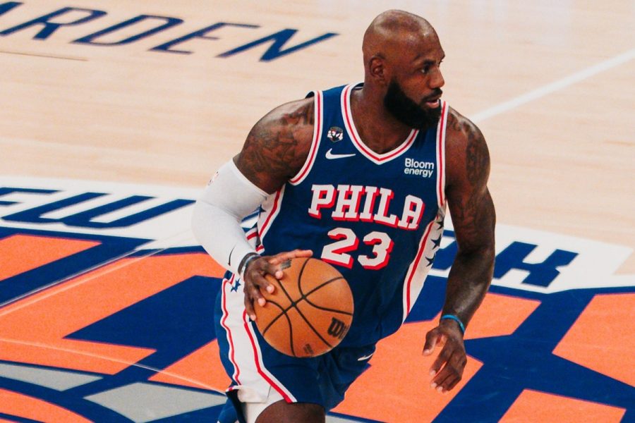 Em estreia de LeBron James, 76ers batem campeões Knicks em 1° jogo da NBA