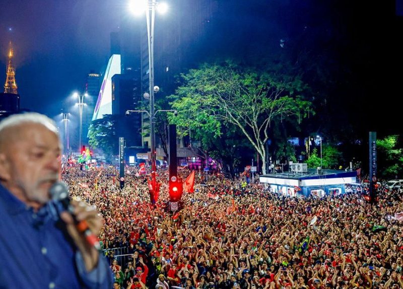 Em fala na Av Paulista, Lula chama vitória de “dia histórico” e beija Janja