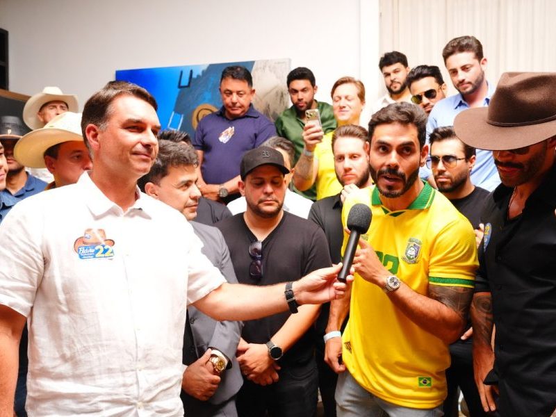 Em Goiás, Flávio Bolsonaro recebe apoio de mais de 30 cantores sertanejos