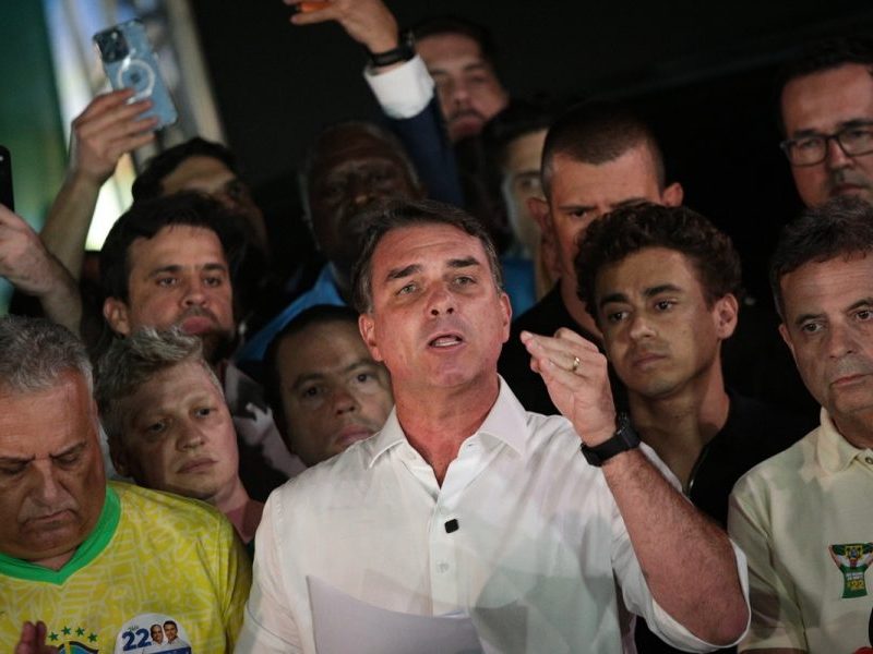 PF faz buscas em endereço ligado a Flávio Bolsonaro
