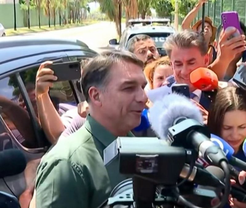 Flávio Bolsonaro ganha fôlego para campanha após visitar o pai