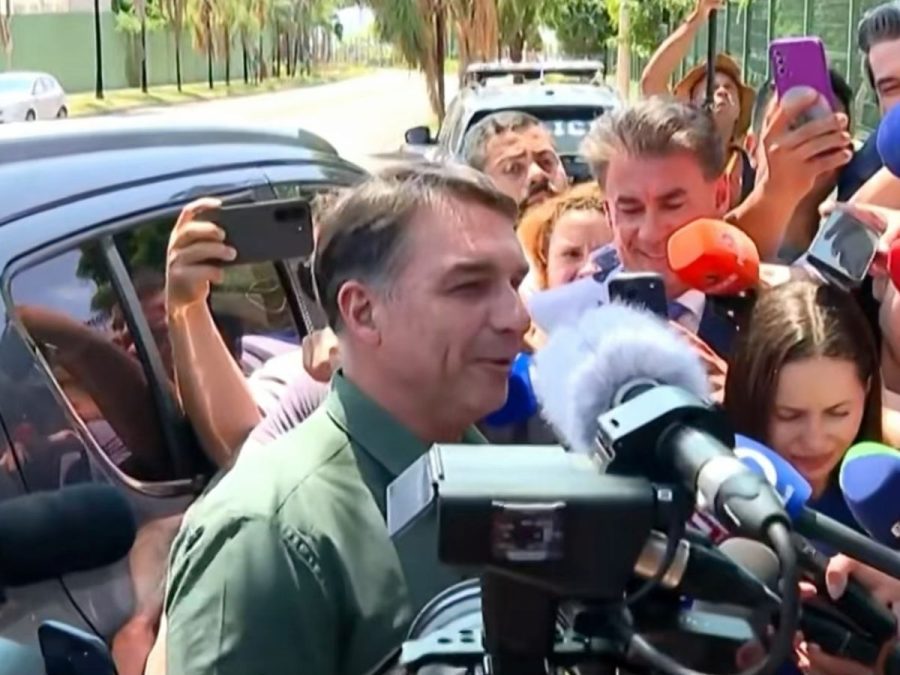 “Energia renovada”: Flávio Bolsonaro fala após visitar o pai