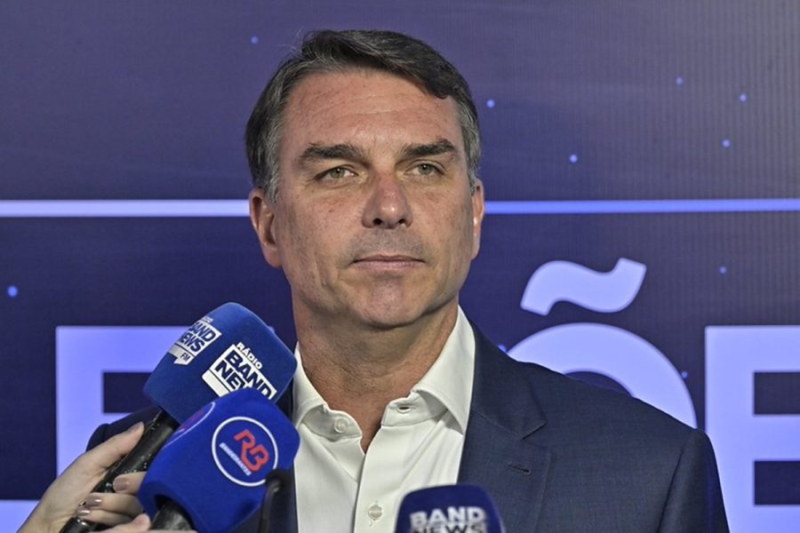 Escritório de Flávio emitiu R$ 13,7 milhões em notas sem detalhar serviços