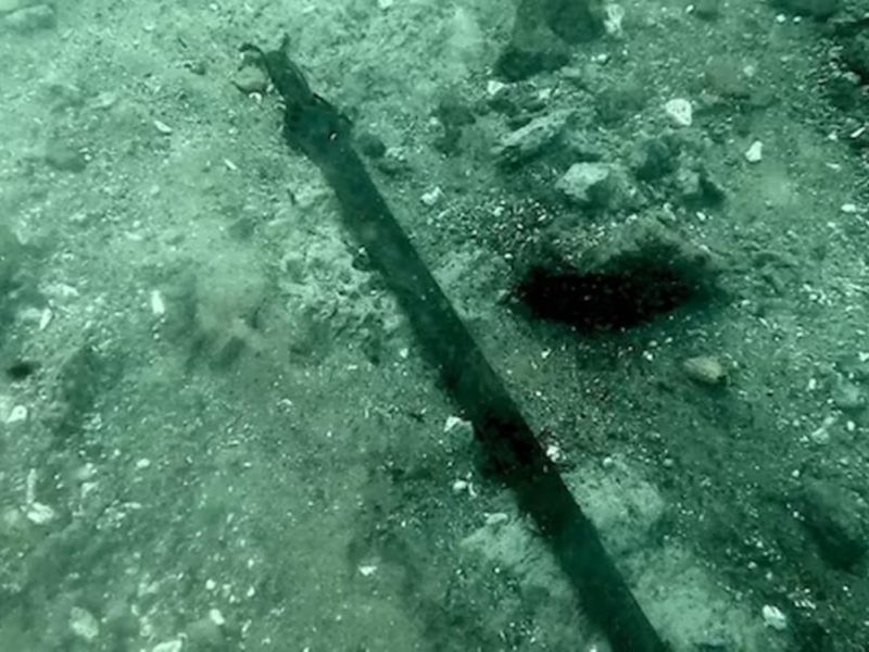 Espada de 3,3 mil anos é encontrada em lago na Itália ainda afiada
