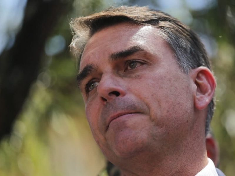 Flávio Bolsonaro cobra agilidade do TSE após suspensão de canal