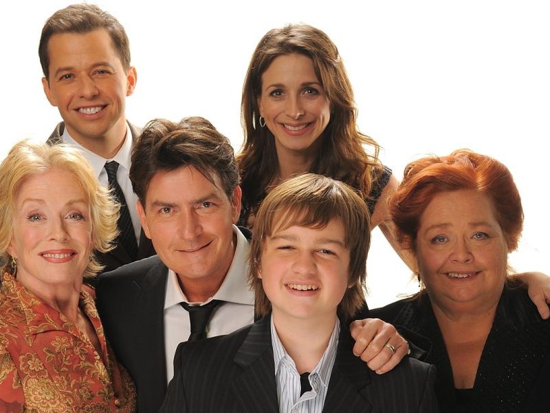 Estrela de Two and a Half Men detona salários da série: “Nunca pagaram bem”