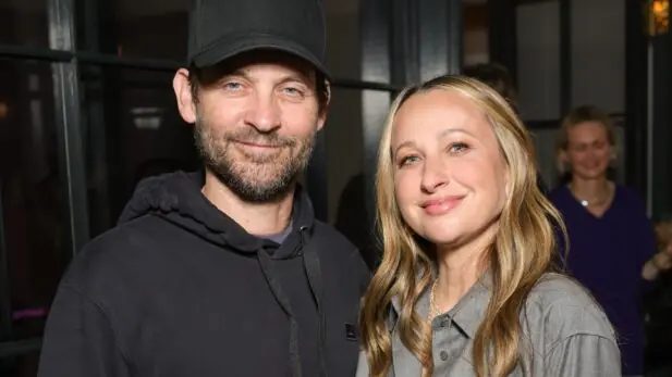 Ex-esposa de Tobey Maguire explica escolha do ator para celebrar seu novo casamento, após cliques viralizarem Foto: Getty; Reprodução/Instagram