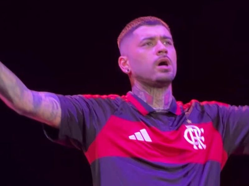 Zayn Malik causa polêmica ao usar camisa do Flamengo no Allianz