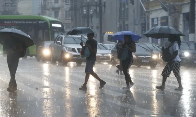 Feriado prolongado tem alertas de tempestade no Sul Fluminense e Costa Verde