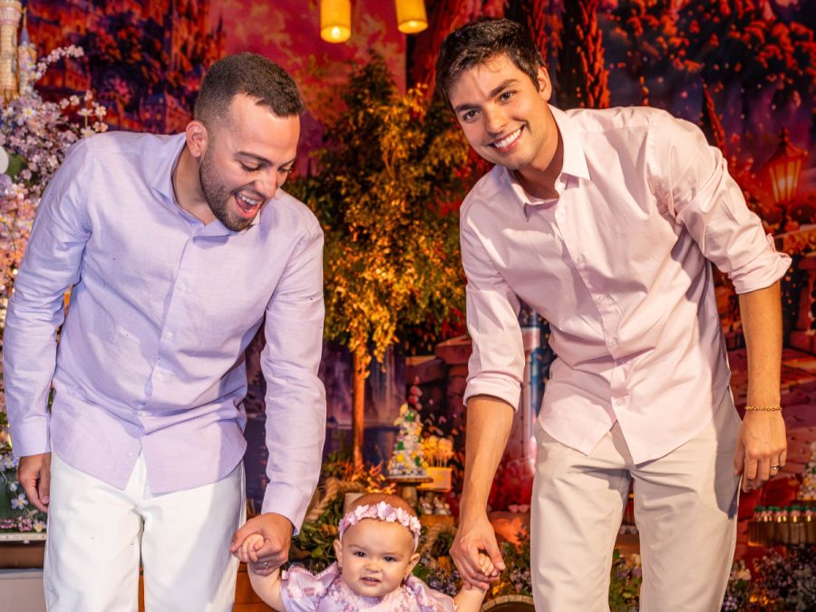 Festa de princesa! Lucas Rangel e Lucas Bley celebram um ano da filha, Mia