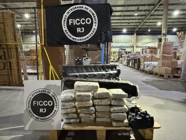 FICCO prende homem com 22 kg de maconha escondidos em motor de caminhão no Rio