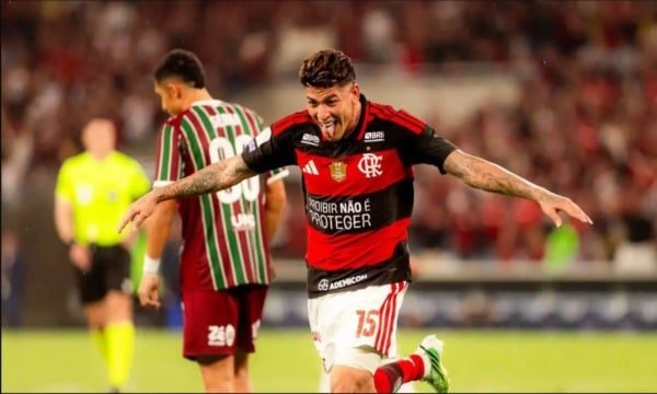 Flamengo segue líder do Brasileirão após vitória no clássico