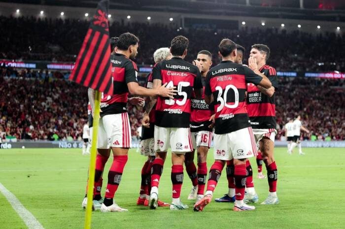 Flamengo bate Atlético-MG e recupera ponta do Brasileirão