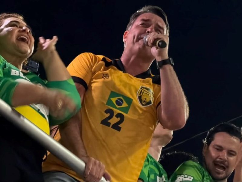 Flávio Bolsonaro avança ao 2º turno focado no STF e novas alianças