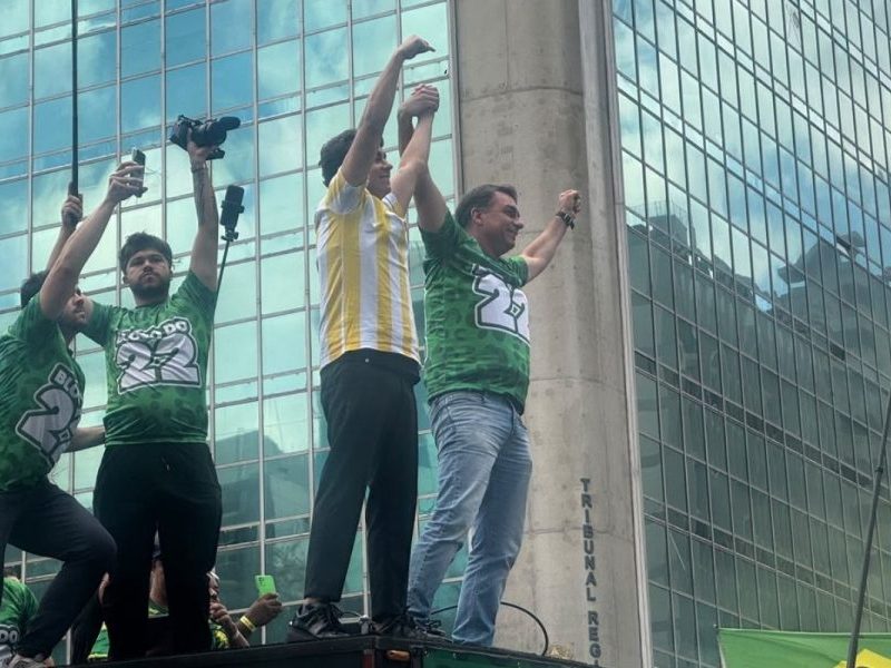 Flávio Bolsonaro chega à Avenida Paulista para ato político