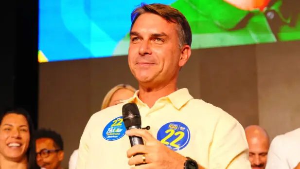 Flávio Bolsonaro deixa o Brasil rumo aos EUA, diz coluna; avião já está em voo Flávio Bolsonaro. Foto: Getty