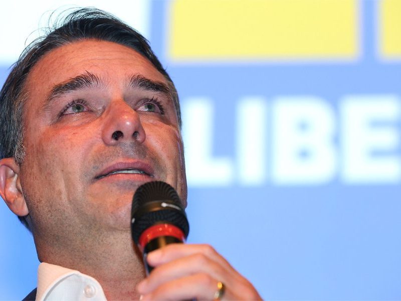 Flávio Bolsonaro é o 1º a liderar no 1º turno e perder corrida ao Planalto