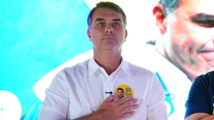 Flávio Bolsonaro: Empresário revela valor pago por jatinho para os EUA, e detalhe chama atenção flávio bolsonaro