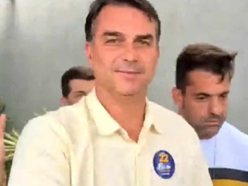 Flávio Bolsonaro já está em Brasília para acompanhar a apuração
