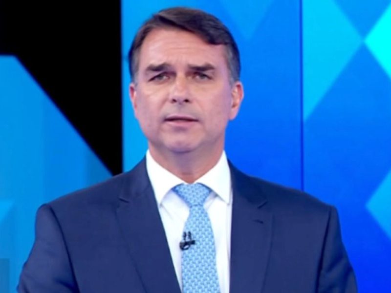 Flávio Bolsonaro não responde Lula sobre “bolsa-farelo” no debate da Globo
