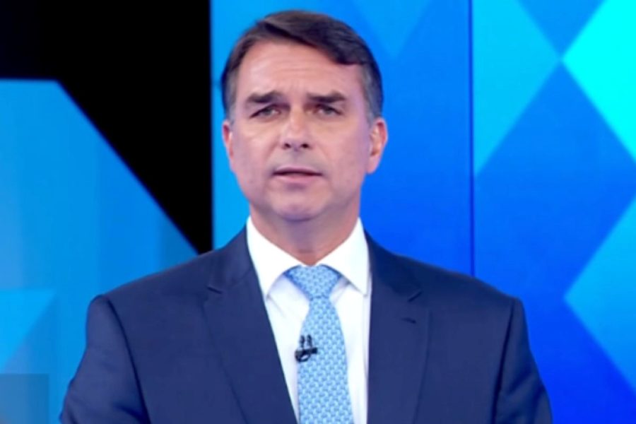 Flávio Bolsonaro não responde Lula sobre "bolsa-farelo" no debate da Globo