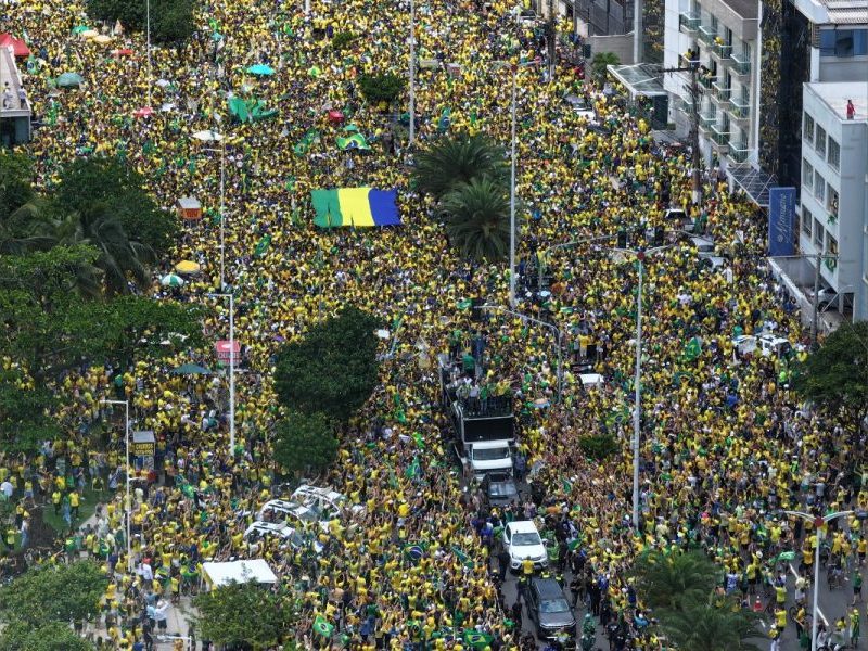 Flávio Bolsonaro faz campanha em trio elétrico em Vitória