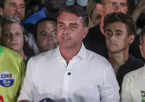 Flávio Bolsonaro tem passaportes cancelados após descumprir ordem judicial